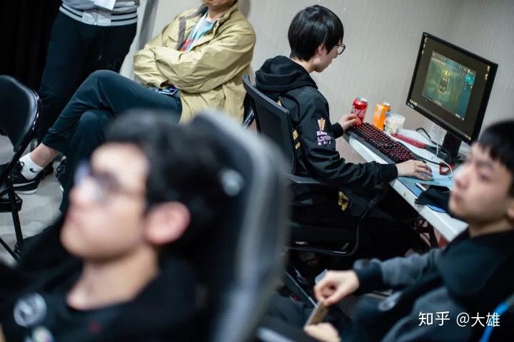 球队内部矛盾曝光，教练团队需进行沟通