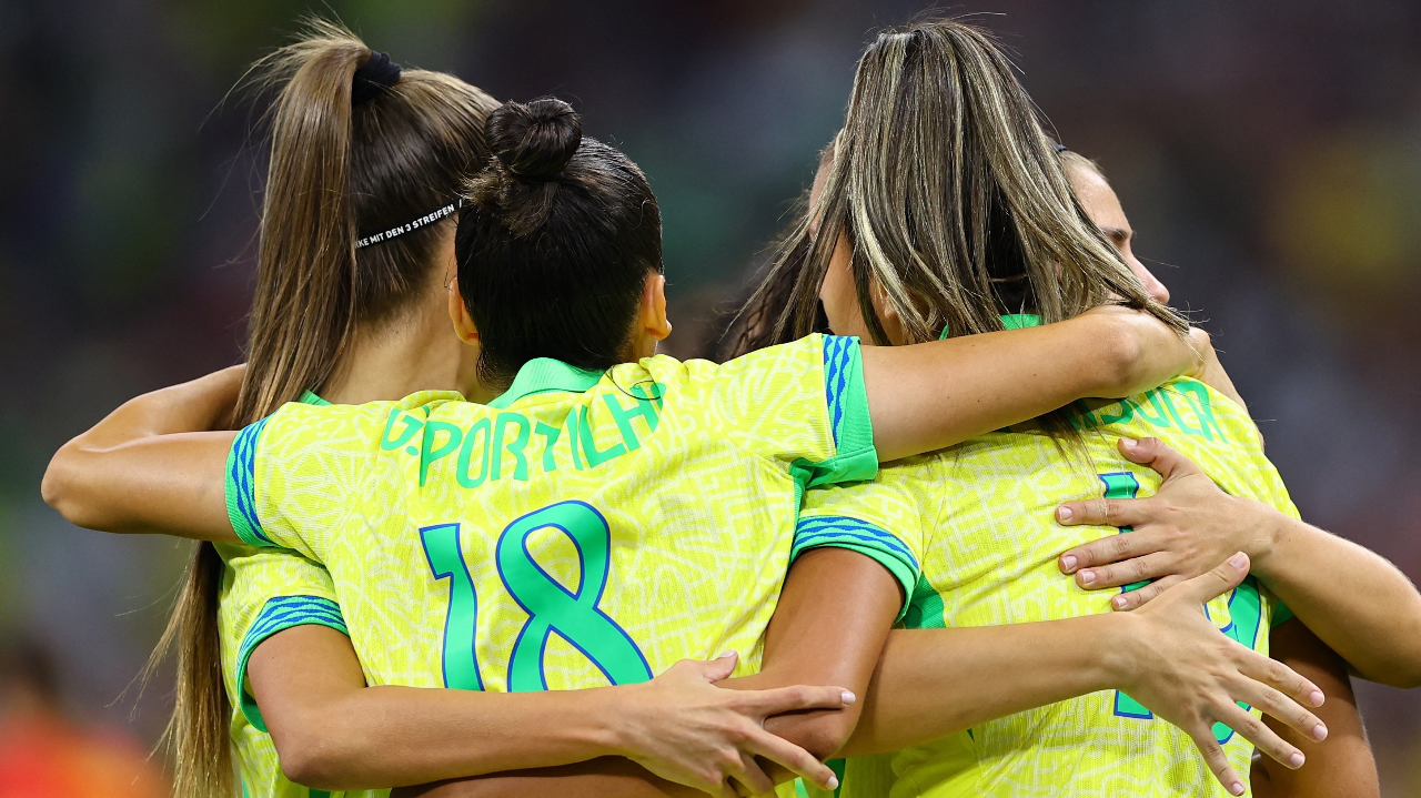 巴西女足在训练场上积极备战 巴西女足在训练场上积极备战