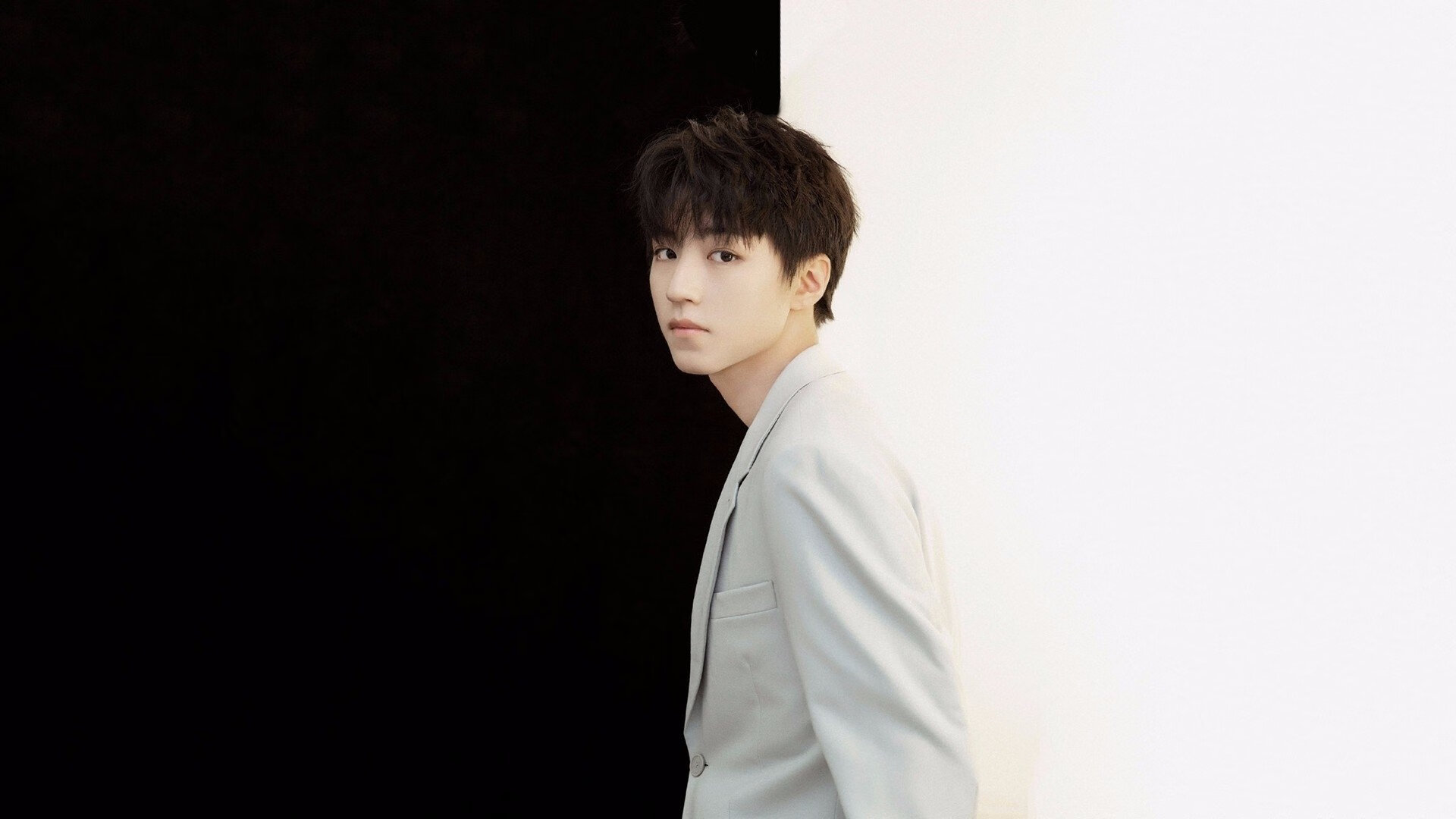 开云体育下载-黑暗舞者，巴雷拉于F1街道赛之夜的绝对掌控